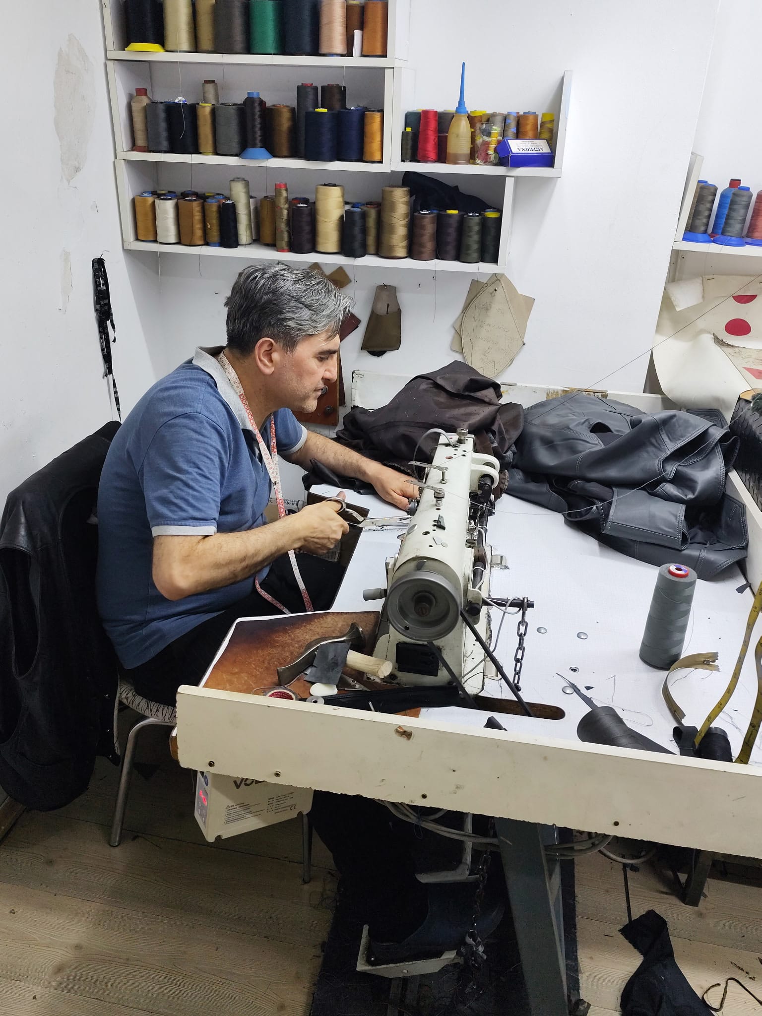 Cuma Usta Atölyede Deri Dikerken
